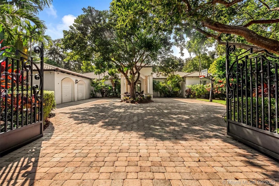 Vendido Recientemente: $1,800,000 (5 camas, 4 baños, 4369 Pies cuadrados)