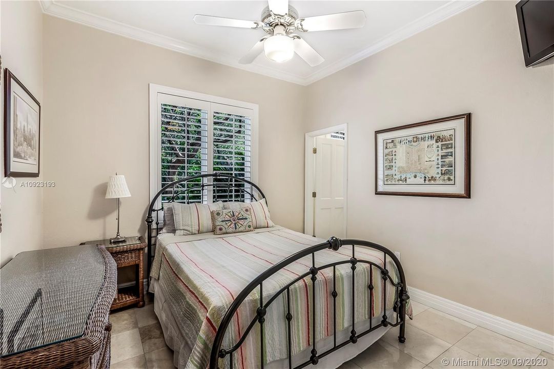 Vendido Recientemente: $1,800,000 (5 camas, 4 baños, 4369 Pies cuadrados)