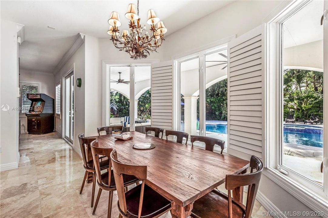 Vendido Recientemente: $1,800,000 (5 camas, 4 baños, 4369 Pies cuadrados)