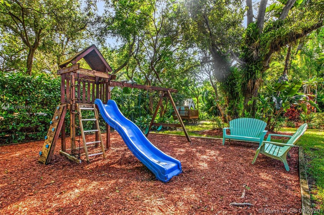 Vendido Recientemente: $1,800,000 (5 camas, 4 baños, 4369 Pies cuadrados)