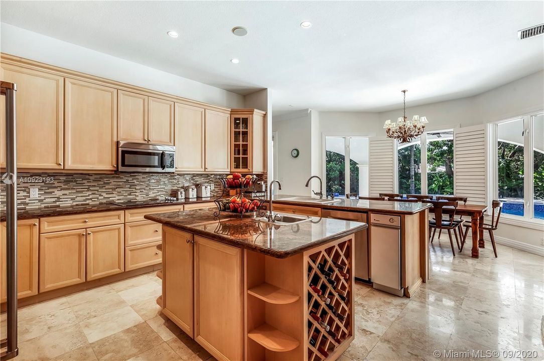 Vendido Recientemente: $1,800,000 (5 camas, 4 baños, 4369 Pies cuadrados)