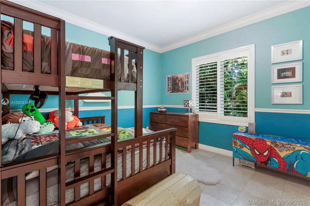 Vendido Recientemente: $1,800,000 (5 camas, 4 baños, 4369 Pies cuadrados)