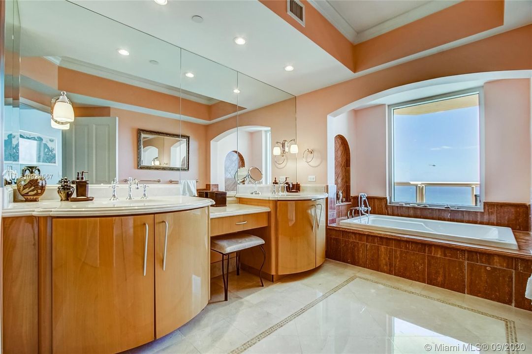 最近售出: $2,350,000 (3 贝兹, 4 浴室, 2736 平方英尺)