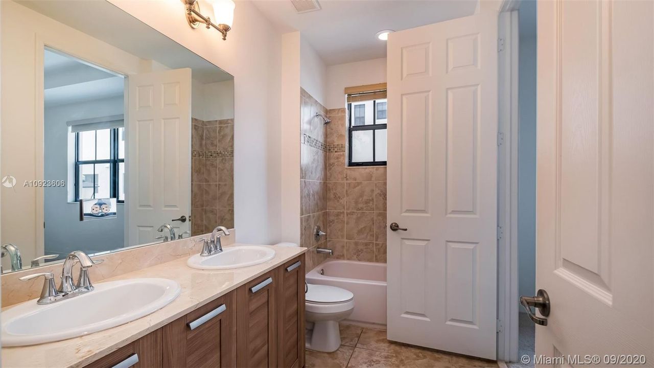 Недавно арендовано: $3,900 (3 спален, 3 ванн, 2438 Квадратных фут)