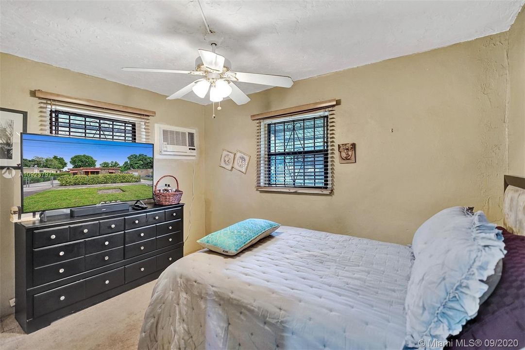 最近售出: $235,000 (3 贝兹, 1 浴室, 952 平方英尺)