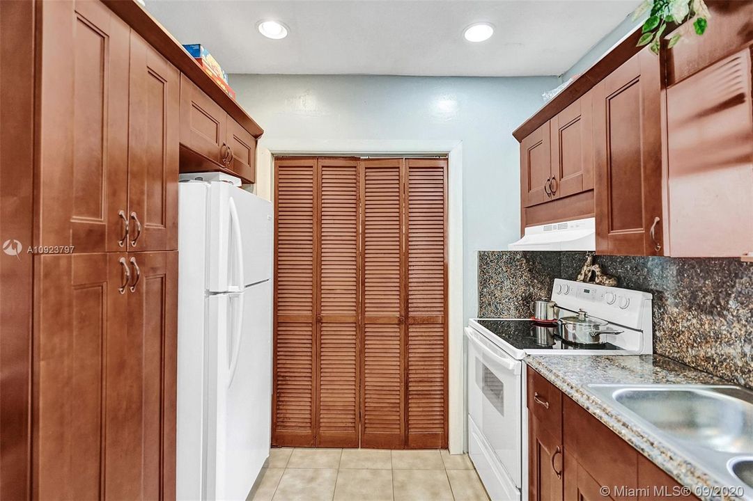 最近售出: $235,000 (3 贝兹, 1 浴室, 952 平方英尺)