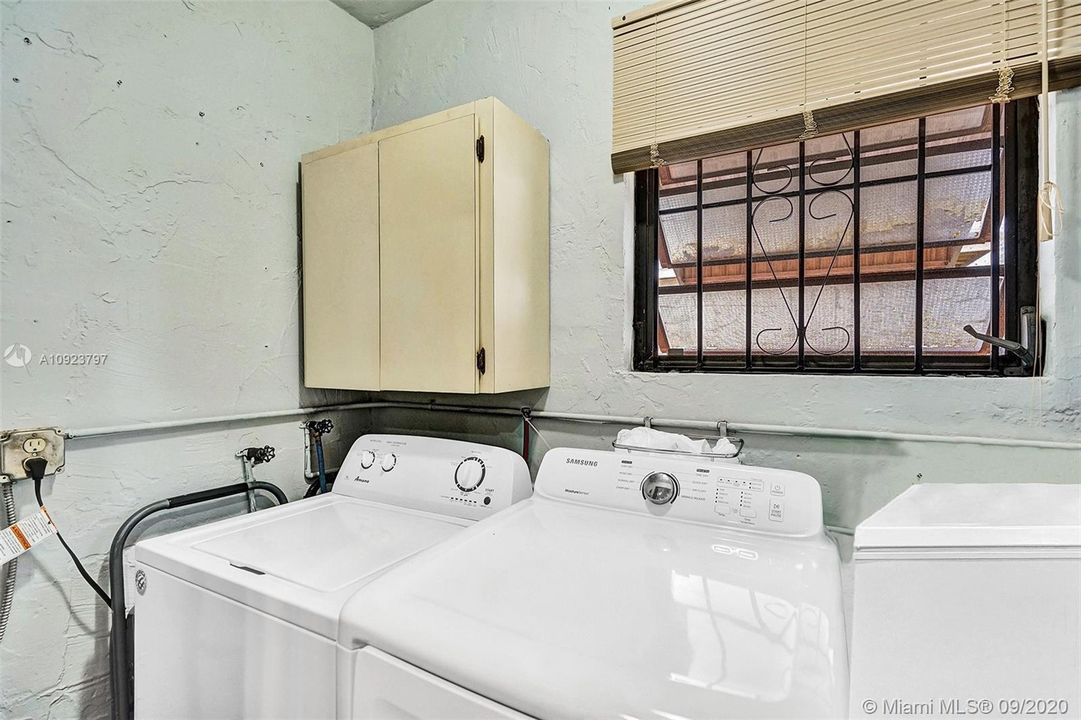 最近售出: $235,000 (3 贝兹, 1 浴室, 952 平方英尺)