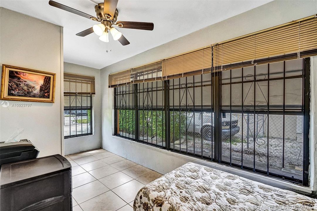 最近售出: $235,000 (3 贝兹, 1 浴室, 952 平方英尺)