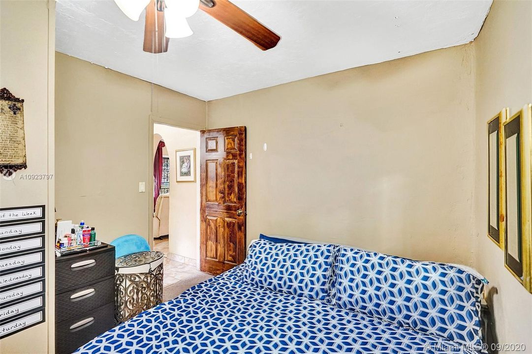 最近售出: $235,000 (3 贝兹, 1 浴室, 952 平方英尺)