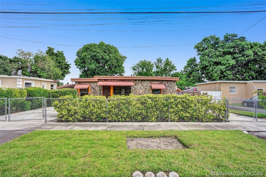 最近售出: $235,000 (3 贝兹, 1 浴室, 952 平方英尺)