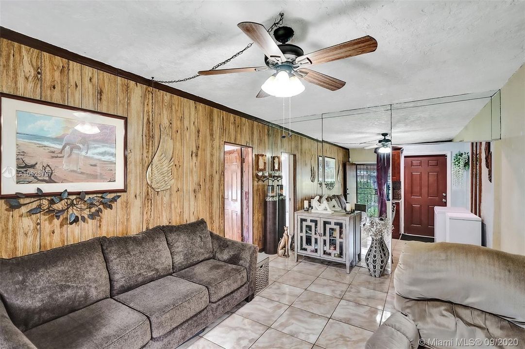 最近售出: $235,000 (3 贝兹, 1 浴室, 952 平方英尺)