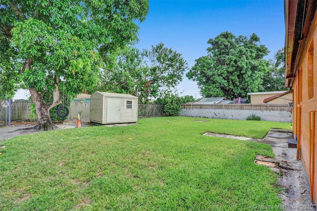 最近售出: $235,000 (3 贝兹, 1 浴室, 952 平方英尺)