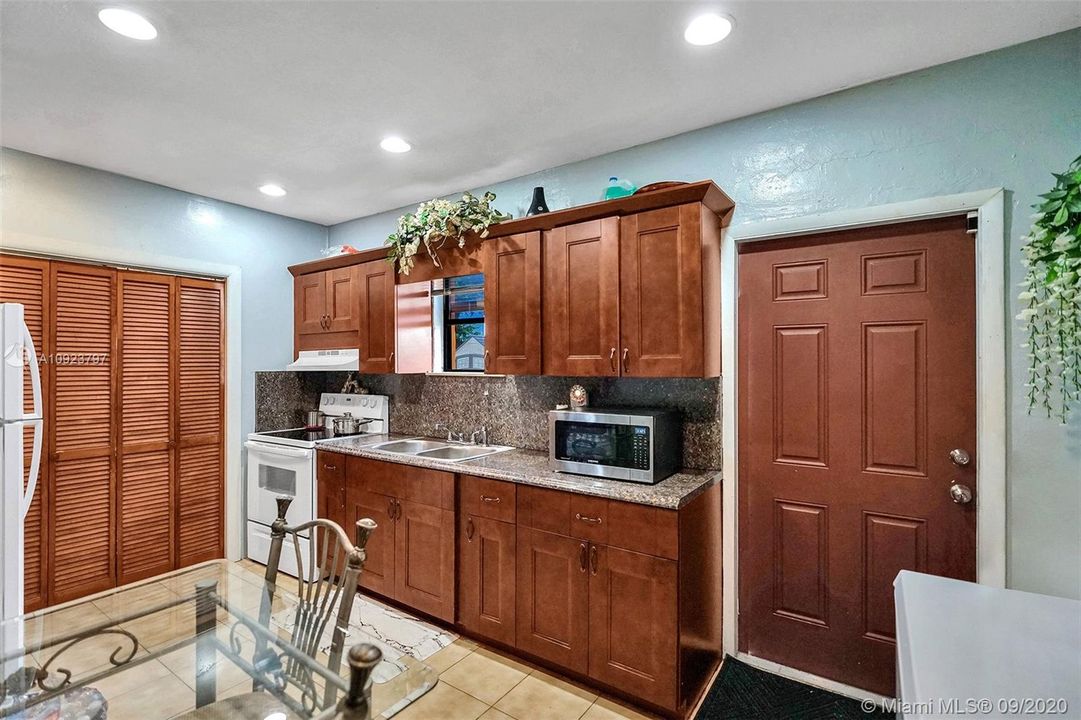 最近售出: $235,000 (3 贝兹, 1 浴室, 952 平方英尺)