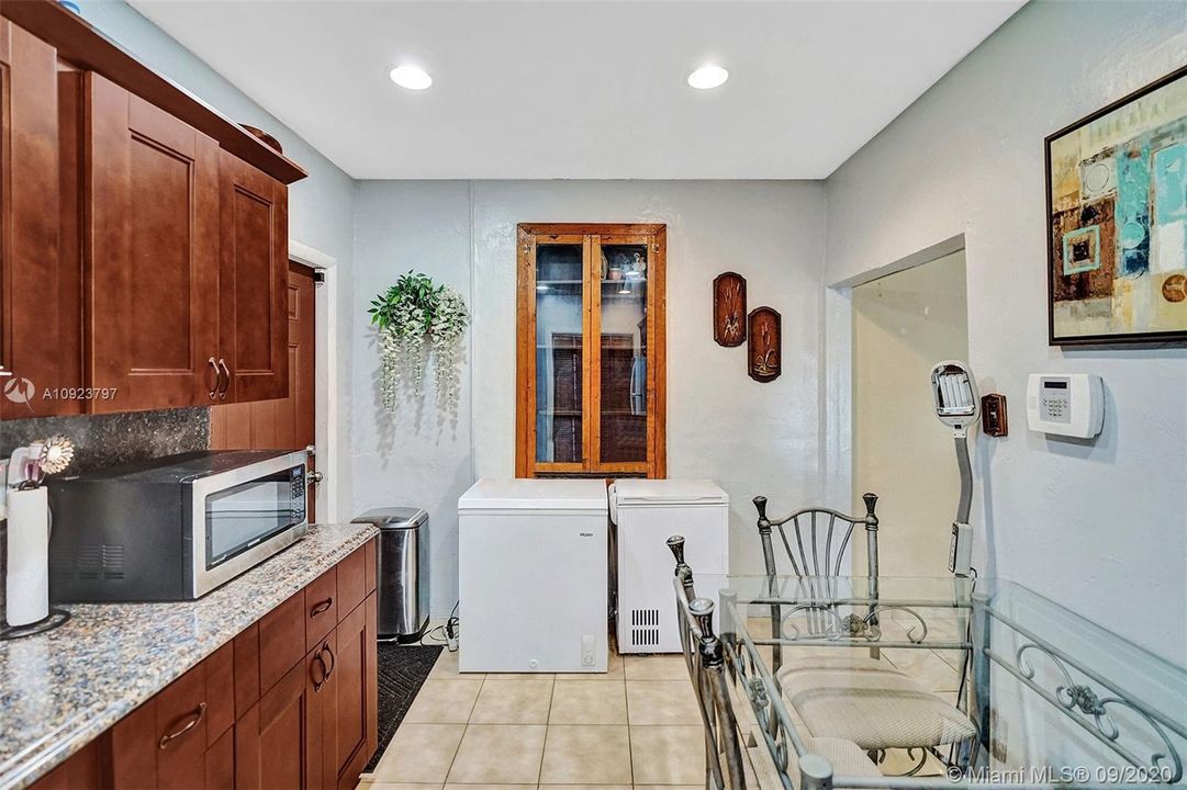 最近售出: $235,000 (3 贝兹, 1 浴室, 952 平方英尺)