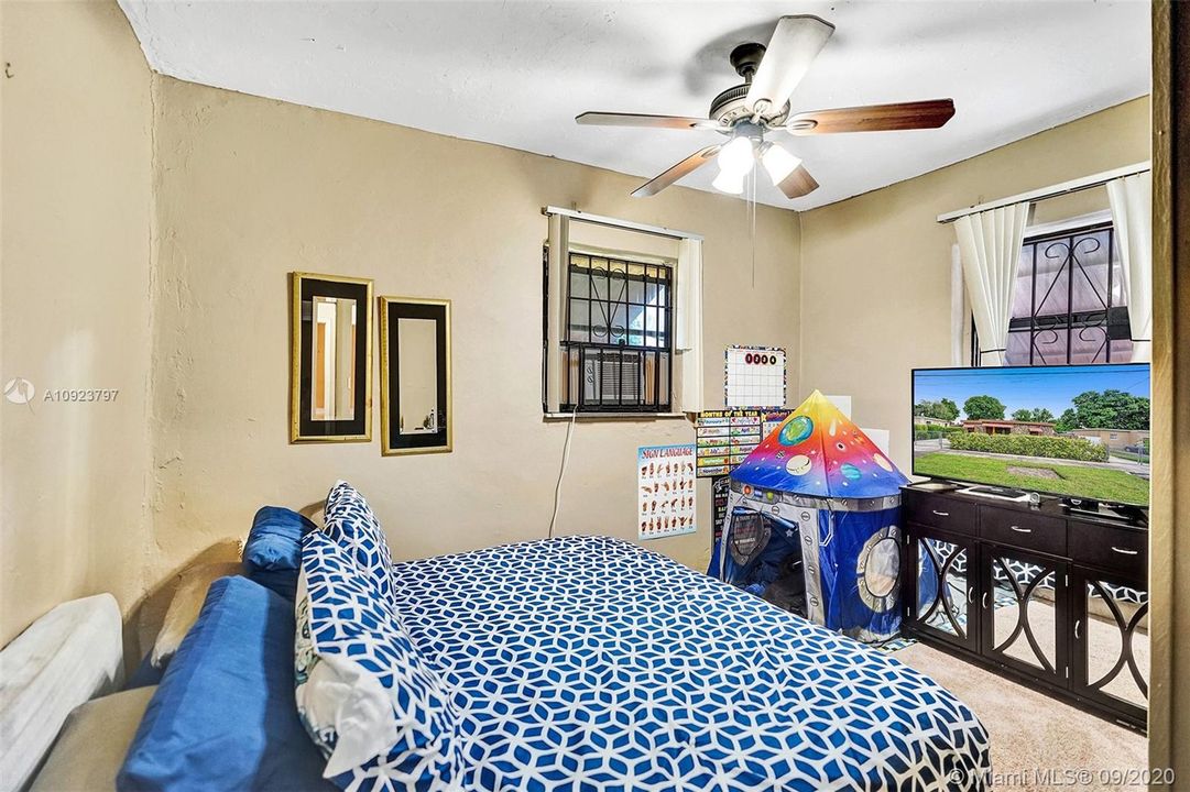 最近售出: $235,000 (3 贝兹, 1 浴室, 952 平方英尺)