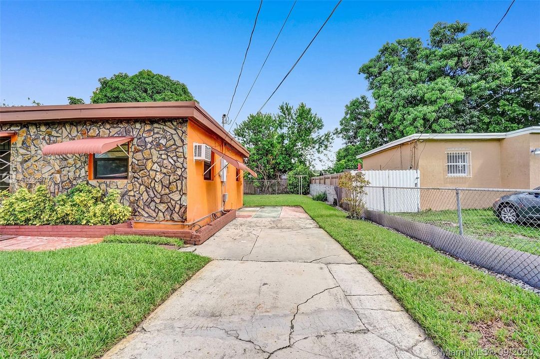 最近售出: $235,000 (3 贝兹, 1 浴室, 952 平方英尺)