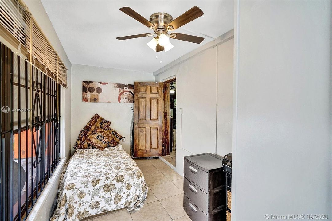 最近售出: $235,000 (3 贝兹, 1 浴室, 952 平方英尺)