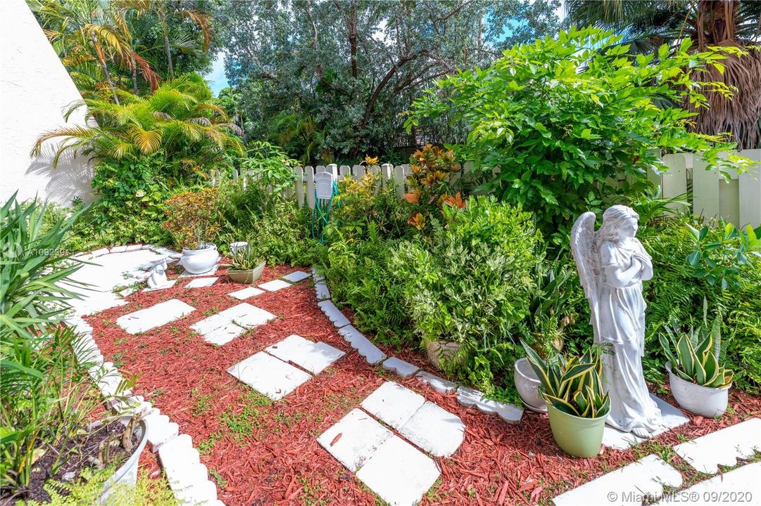 Recently Sold: $247,000 (2 beds, 2 baths, 1300 Square Feet)