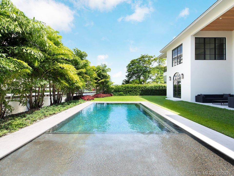 最近售出: $4,850,000 (5 贝兹, 6 浴室, 7992 平方英尺)