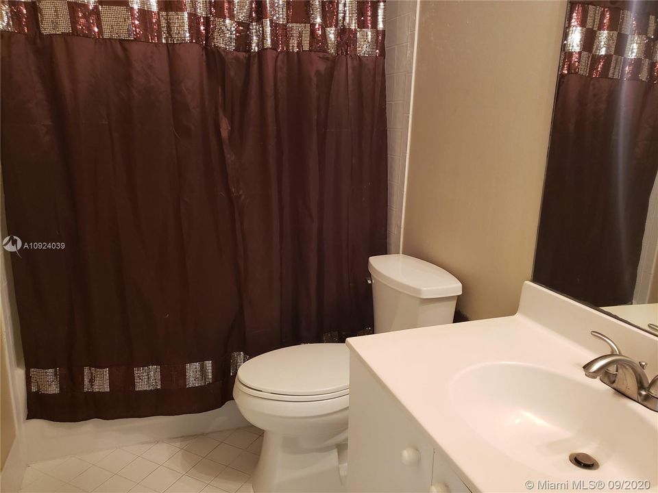 Недавно продано: $479,000 (4 спален, 3 ванн, 2352 Квадратных фут)