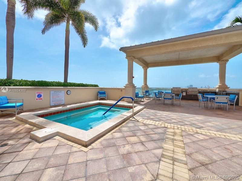 最近售出: $425,000 (2 贝兹, 2 浴室, 1716 平方英尺)