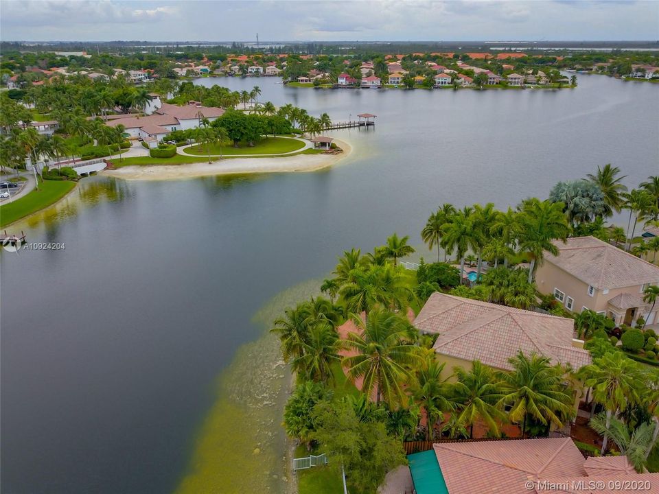 Recently Sold: $1,365,000 (4 beds, 3 baths, 2965 Square Feet)