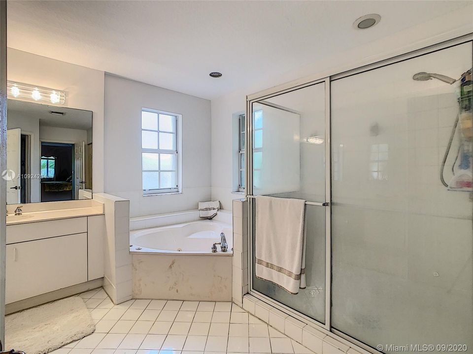 Recently Sold: $1,365,000 (4 beds, 3 baths, 2965 Square Feet)