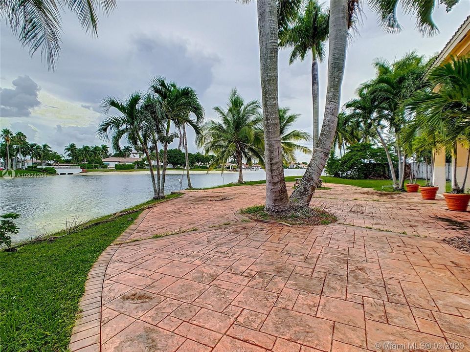 Recently Sold: $1,365,000 (4 beds, 3 baths, 2965 Square Feet)