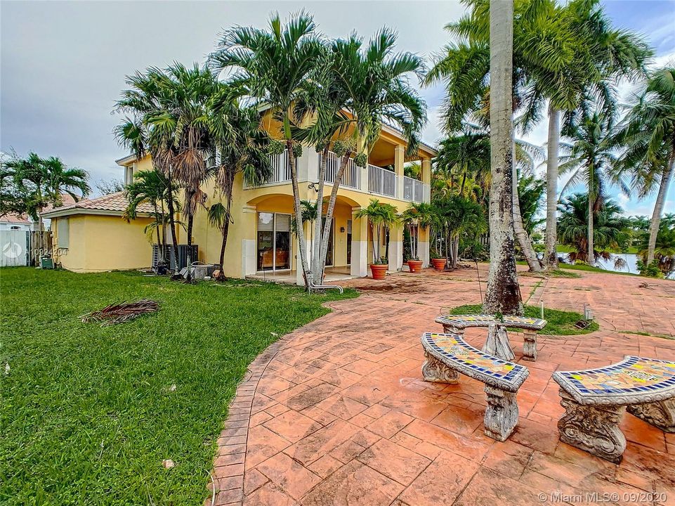 Recently Sold: $1,365,000 (4 beds, 3 baths, 2965 Square Feet)