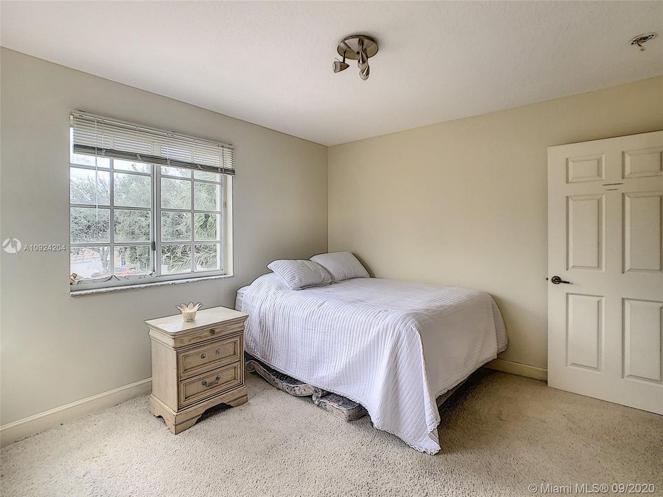 Recently Sold: $1,365,000 (4 beds, 3 baths, 2965 Square Feet)