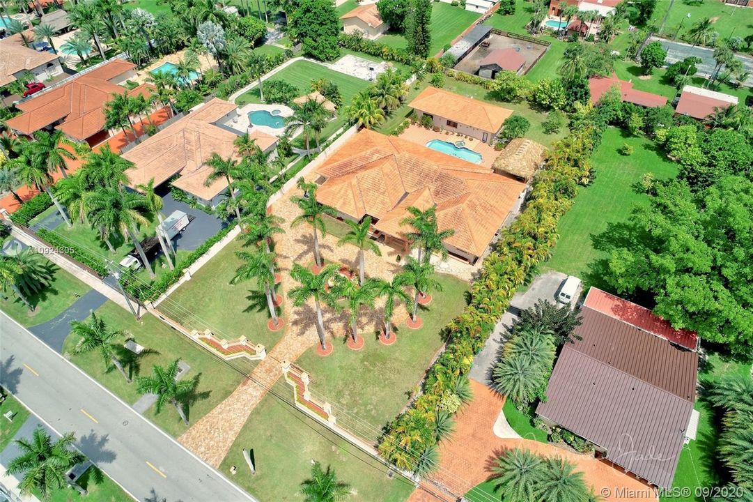 Vendido Recientemente: $1,345,000 (4 camas, 5 baños, 5974 Pies cuadrados)