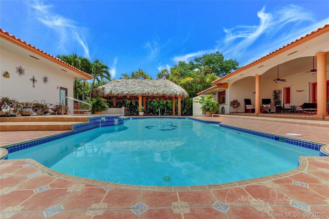 Vendido Recientemente: $1,345,000 (4 camas, 5 baños, 5974 Pies cuadrados)
