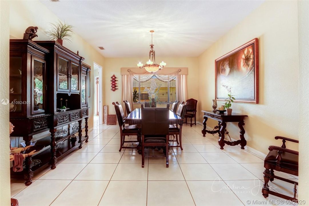 Vendido Recientemente: $1,345,000 (4 camas, 5 baños, 5974 Pies cuadrados)