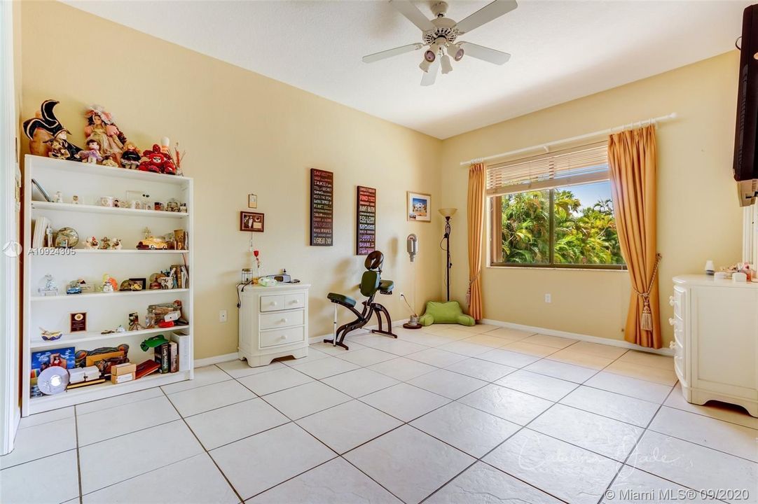 Vendido Recientemente: $1,345,000 (4 camas, 5 baños, 5974 Pies cuadrados)