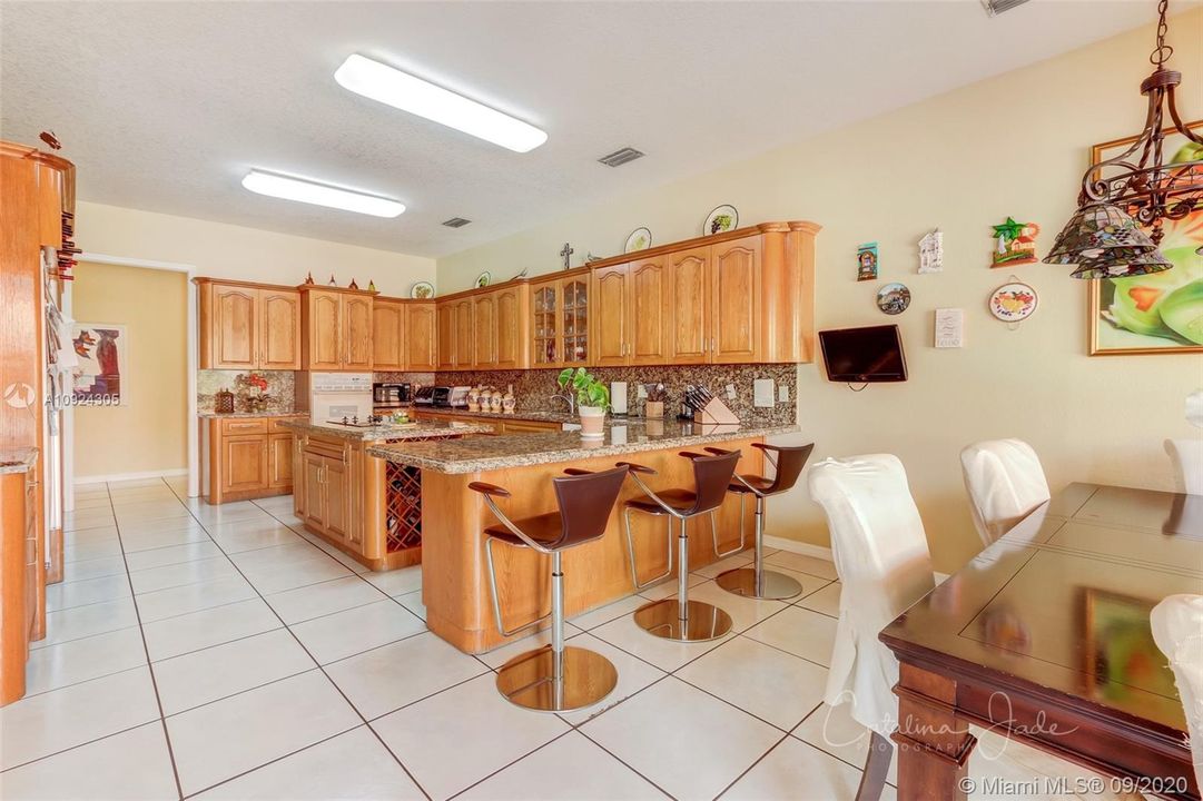 Vendido Recientemente: $1,345,000 (4 camas, 5 baños, 5974 Pies cuadrados)