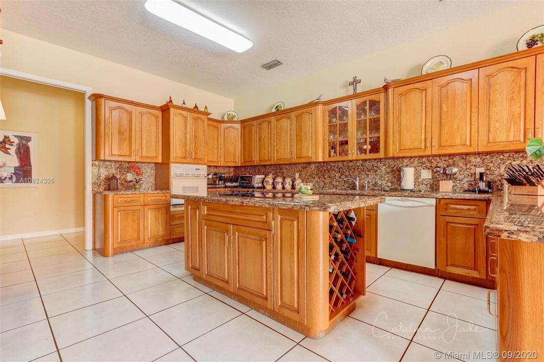 Vendido Recientemente: $1,345,000 (4 camas, 5 baños, 5974 Pies cuadrados)