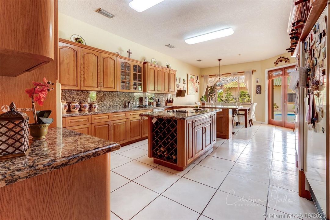 Vendido Recientemente: $1,345,000 (4 camas, 5 baños, 5974 Pies cuadrados)
