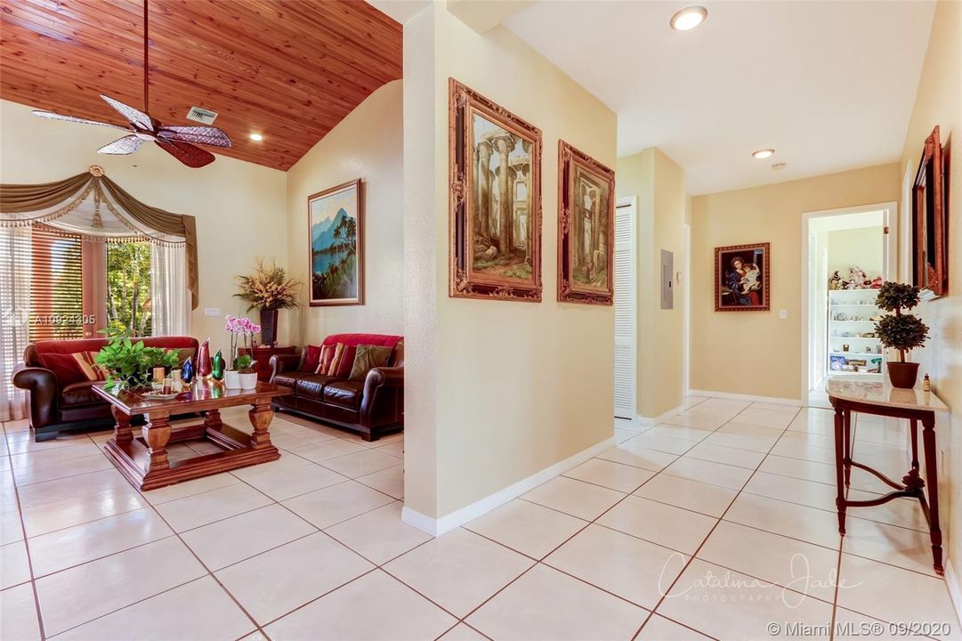 Vendido Recientemente: $1,345,000 (4 camas, 5 baños, 5974 Pies cuadrados)