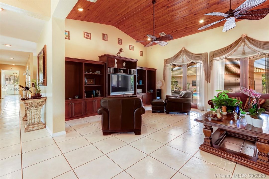 Vendido Recientemente: $1,345,000 (4 camas, 5 baños, 5974 Pies cuadrados)