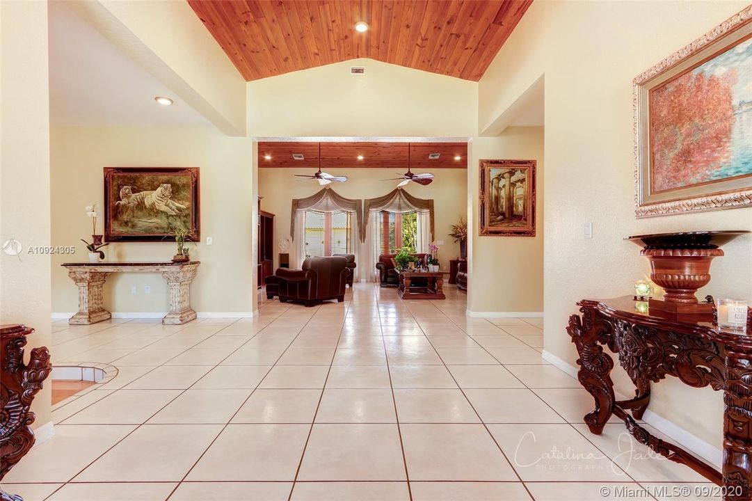 Vendido Recientemente: $1,345,000 (4 camas, 5 baños, 5974 Pies cuadrados)