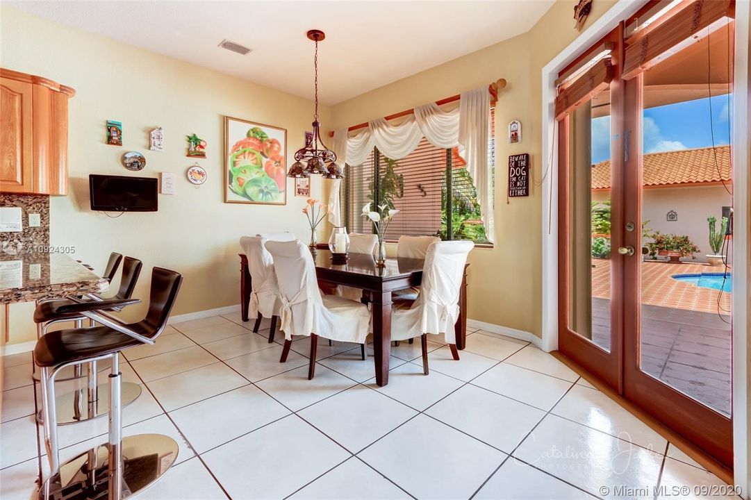 Vendido Recientemente: $1,345,000 (4 camas, 5 baños, 5974 Pies cuadrados)