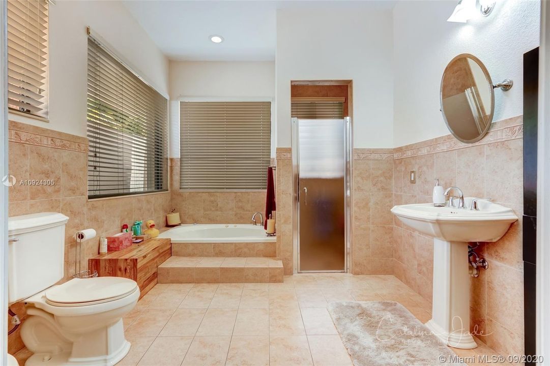Vendido Recientemente: $1,345,000 (4 camas, 5 baños, 5974 Pies cuadrados)