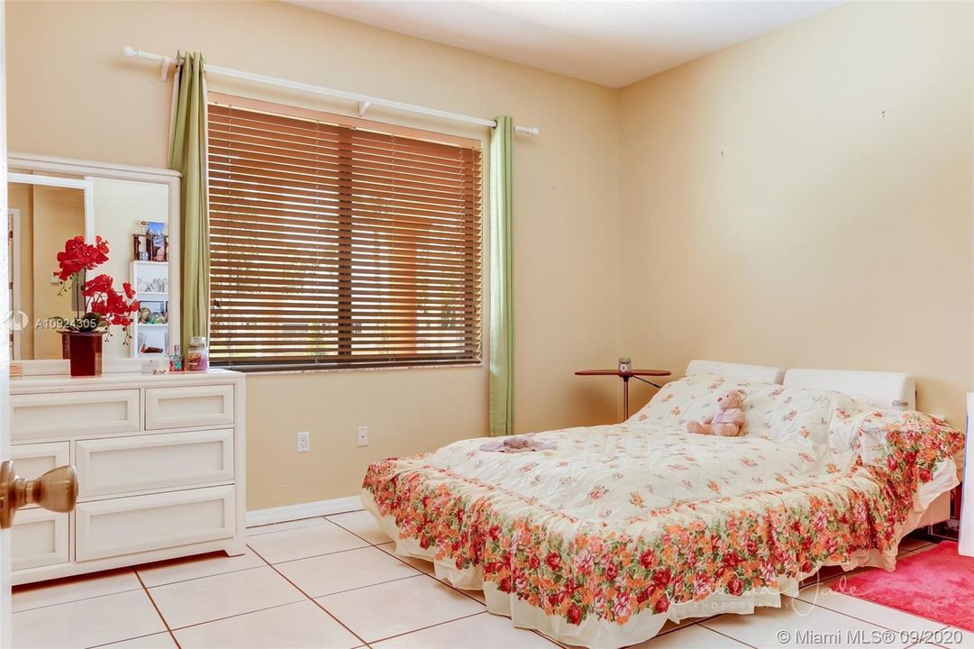 Vendido Recientemente: $1,345,000 (4 camas, 5 baños, 5974 Pies cuadrados)