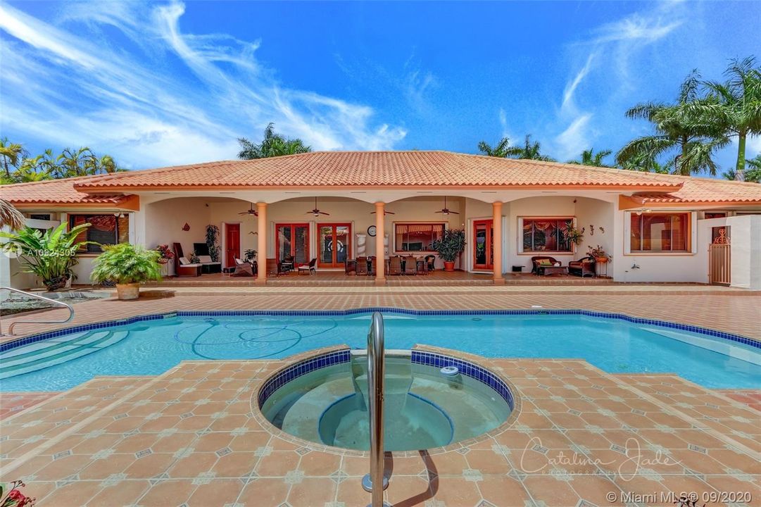 Vendido Recientemente: $1,345,000 (4 camas, 5 baños, 5974 Pies cuadrados)