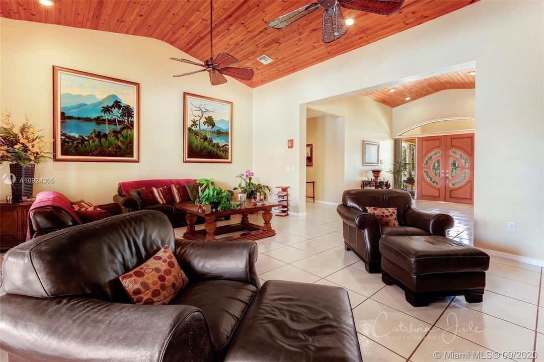 Vendido Recientemente: $1,345,000 (4 camas, 5 baños, 5974 Pies cuadrados)