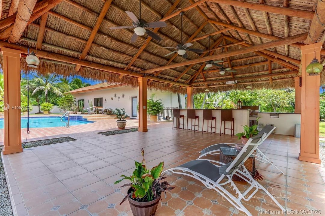 Vendido Recientemente: $1,345,000 (4 camas, 5 baños, 5974 Pies cuadrados)