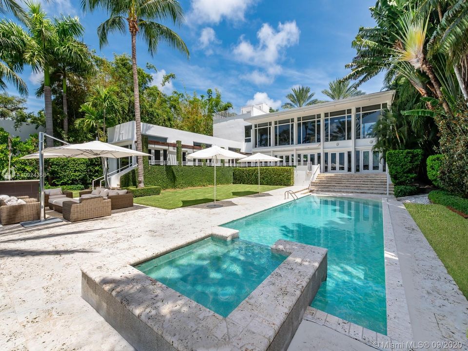 Vendido Recientemente: $11,700,000 (7 camas, 8 baños, 6995 Pies cuadrados)