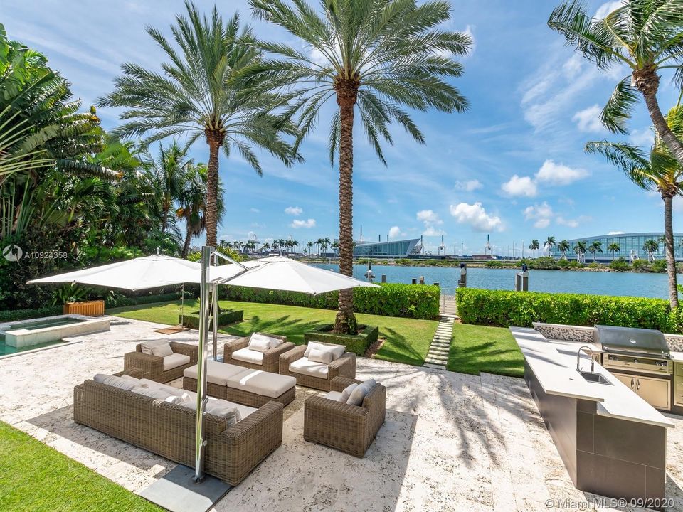 Vendido Recientemente: $11,700,000 (7 camas, 8 baños, 6995 Pies cuadrados)
