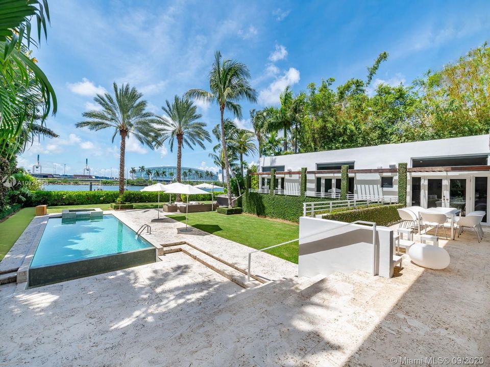 Vendido Recientemente: $11,700,000 (7 camas, 8 baños, 6995 Pies cuadrados)