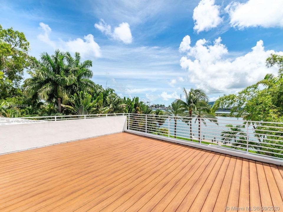 Vendido Recientemente: $11,700,000 (7 camas, 8 baños, 6995 Pies cuadrados)